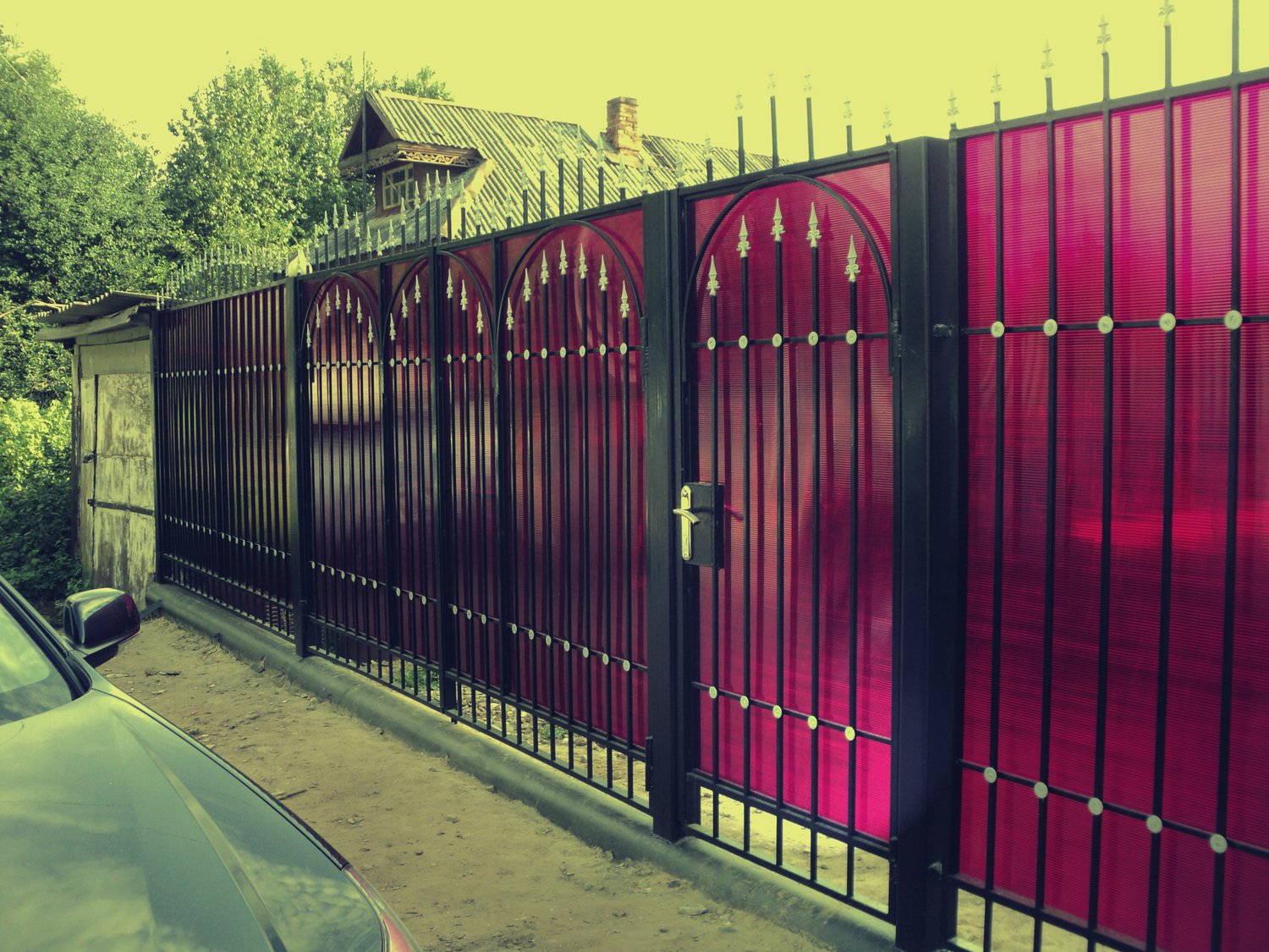 Заказать забор московская область. Красивый забор. Красивый Железный забор. Красивый забор из поликарбоната. Красивый металлический забор.