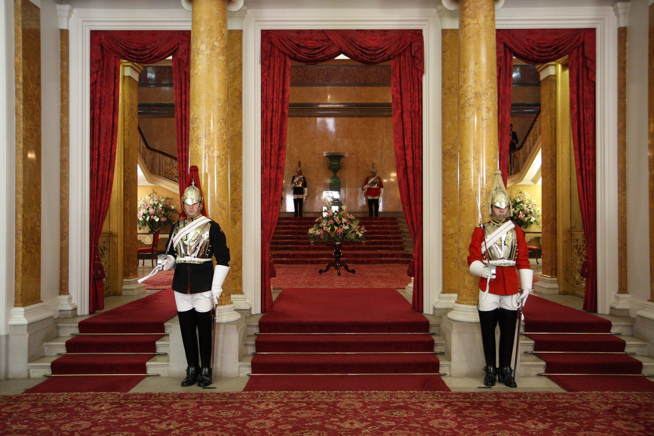 She has been to buckingham palace twice. Букингемский дворец (Buckingham Palace). Букингемский дворец интерьеры. Букингемский дворец в Лондоне Тронный зал. Букингемский дворец интерьеры Королева.