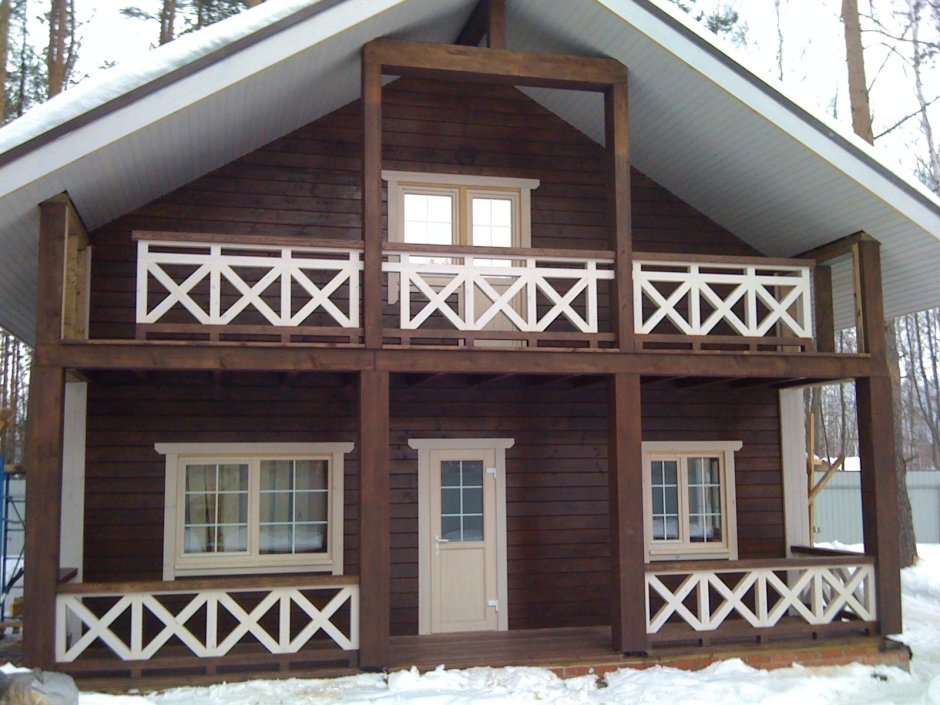 Покраска веранды деревянного дома