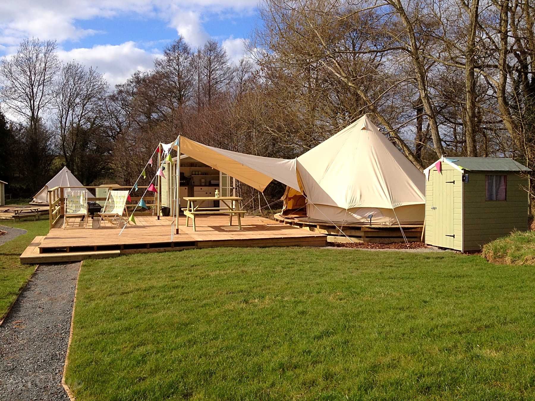 Large tent. Экодеревня глэмпинг. Глэмпинг шатер. Кемпинги глэмпинг. Глэмпинг палатка.