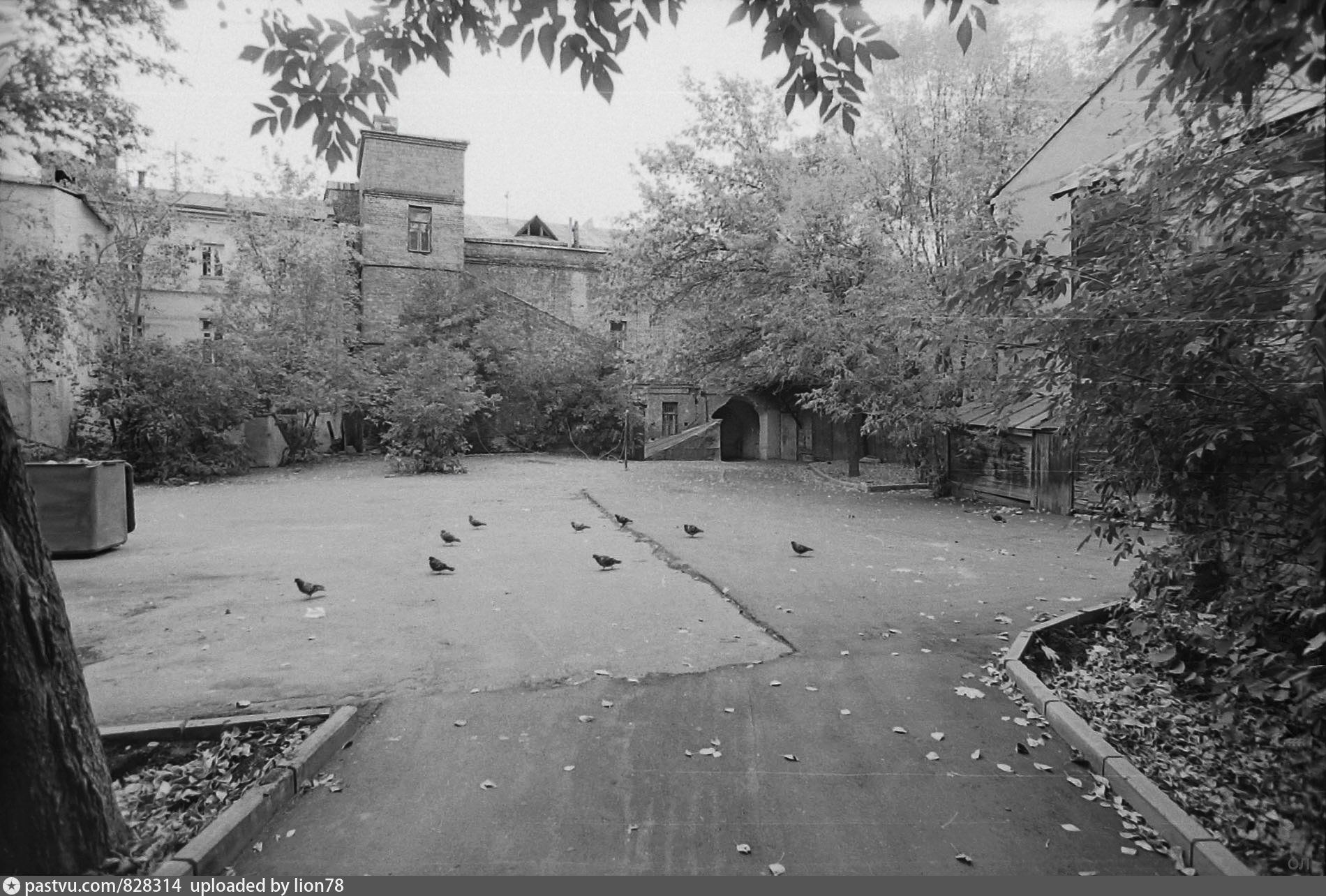 Дворов 80. Старый Арбат дворы Москва 60-х. Дворы Арбата 1940-1960 гг.. Двор СССР. Арбатский двор.