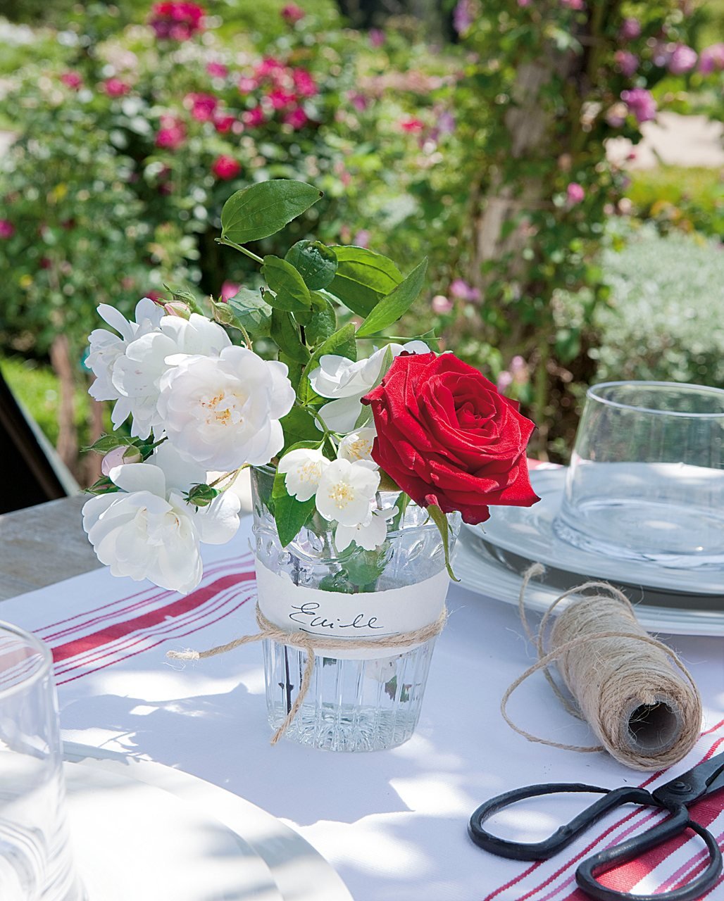 Как менять воду в розах вазе. Цветы на столе. Цветы в вазе. Букет в вазе на столе. Букет в саду.