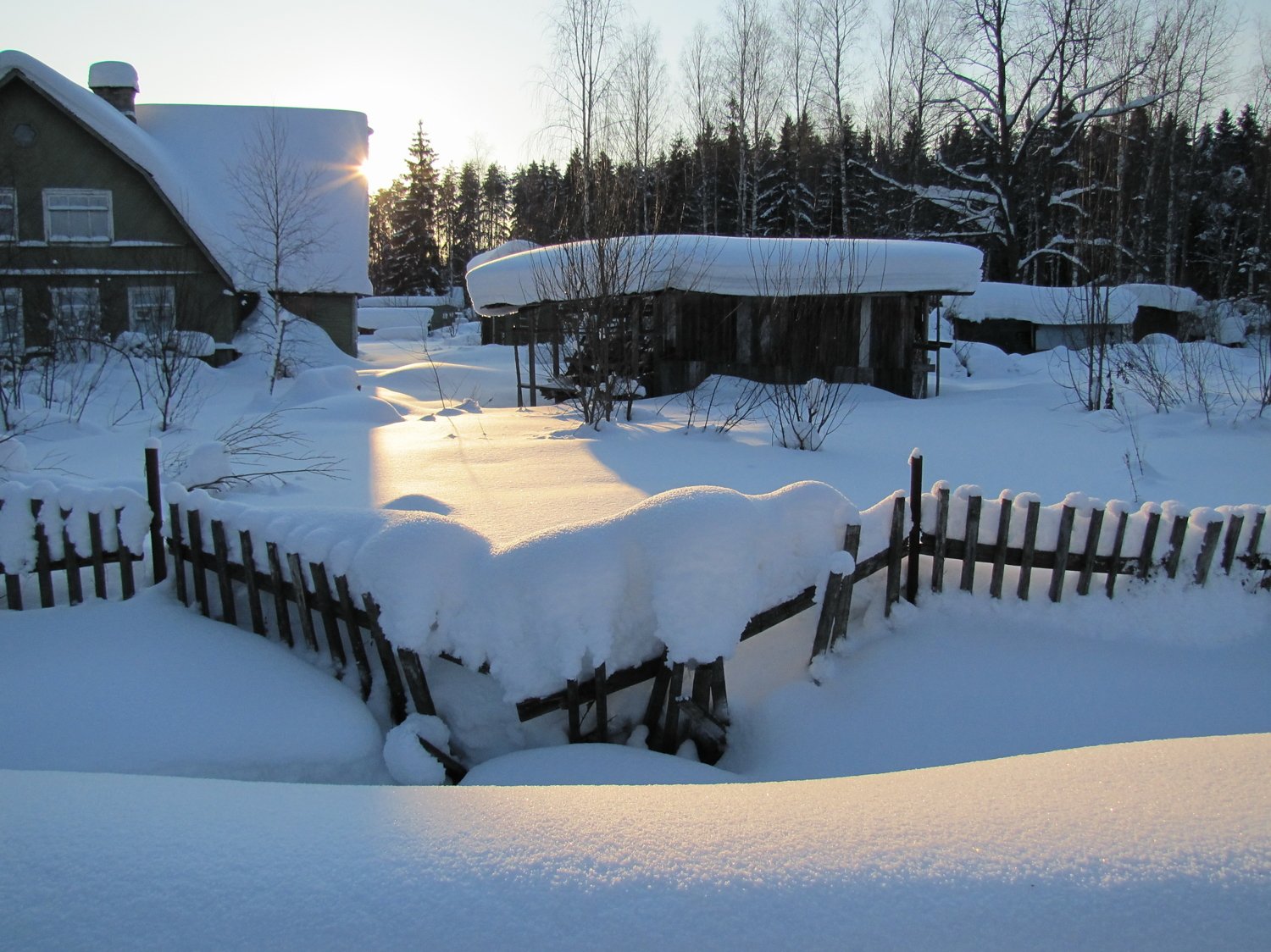 В окрестностях города местами еще лежит снег. Снег лежит. Стих на дворах и домах снег лежит полотном.