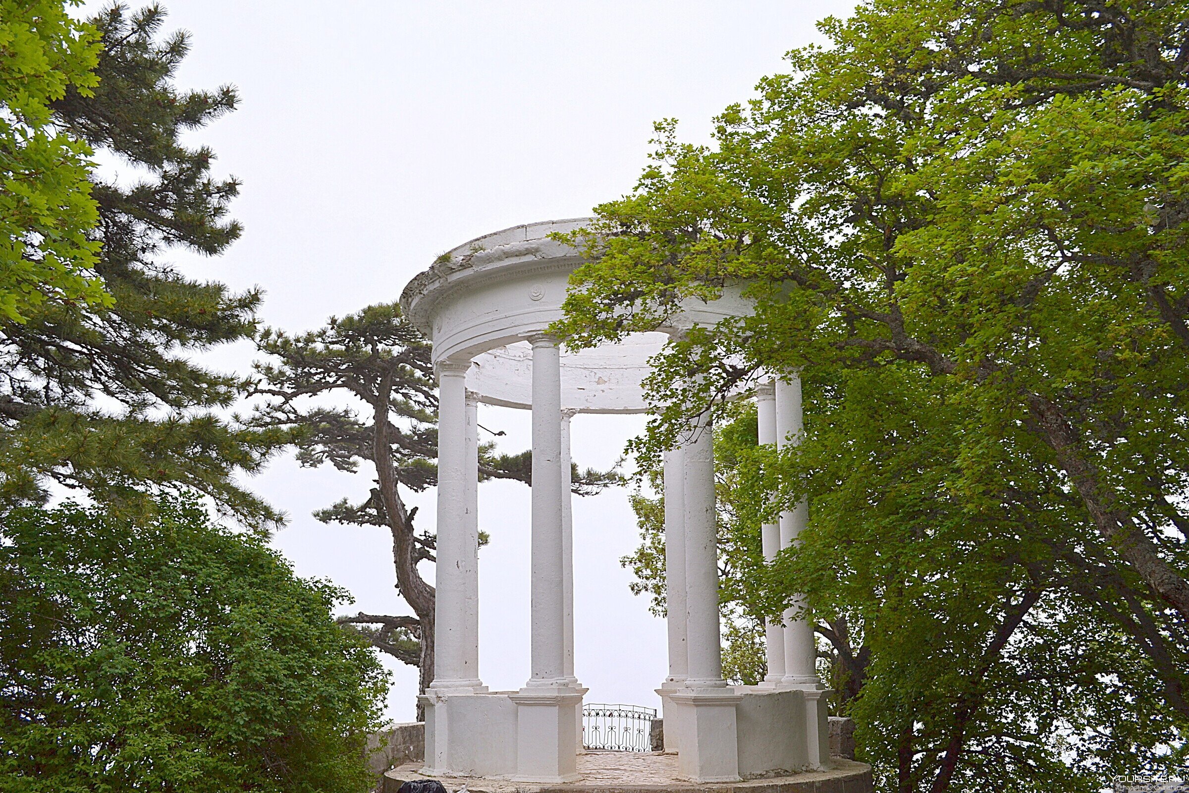 Серебряная беседка. Серебряная беседка на ай-Петри. Серебряная беседка Крым ай Петри. Серебряная беседка Ялта ай Петри. Беседка (Ялта, Приморский парк).