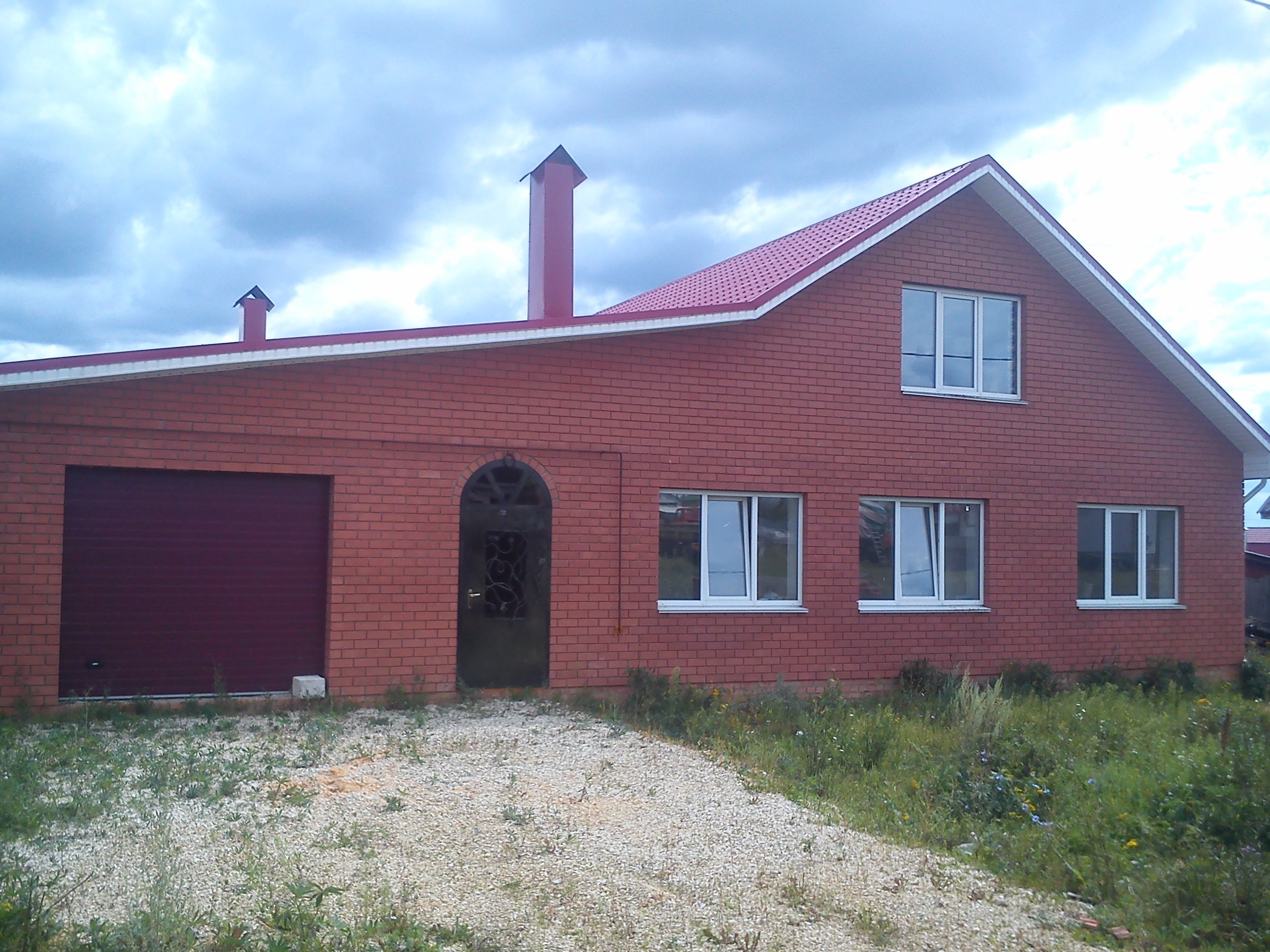 Купить дом в старшей. Дом с гаражом под одной крышей. Дом из красного кирпича с гаражом. Деревенский дом с гаражом. Продается дом.