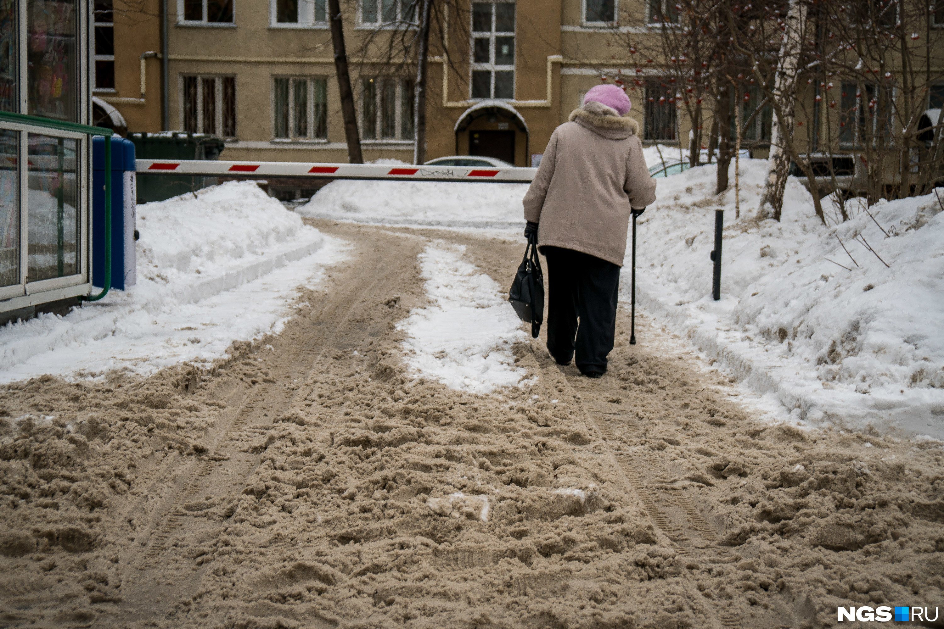 Грязный сугроб. Неубранный снег. Новосибирск завалило снегом. Неубранный снег во дворе. Снежная каша на дороге.