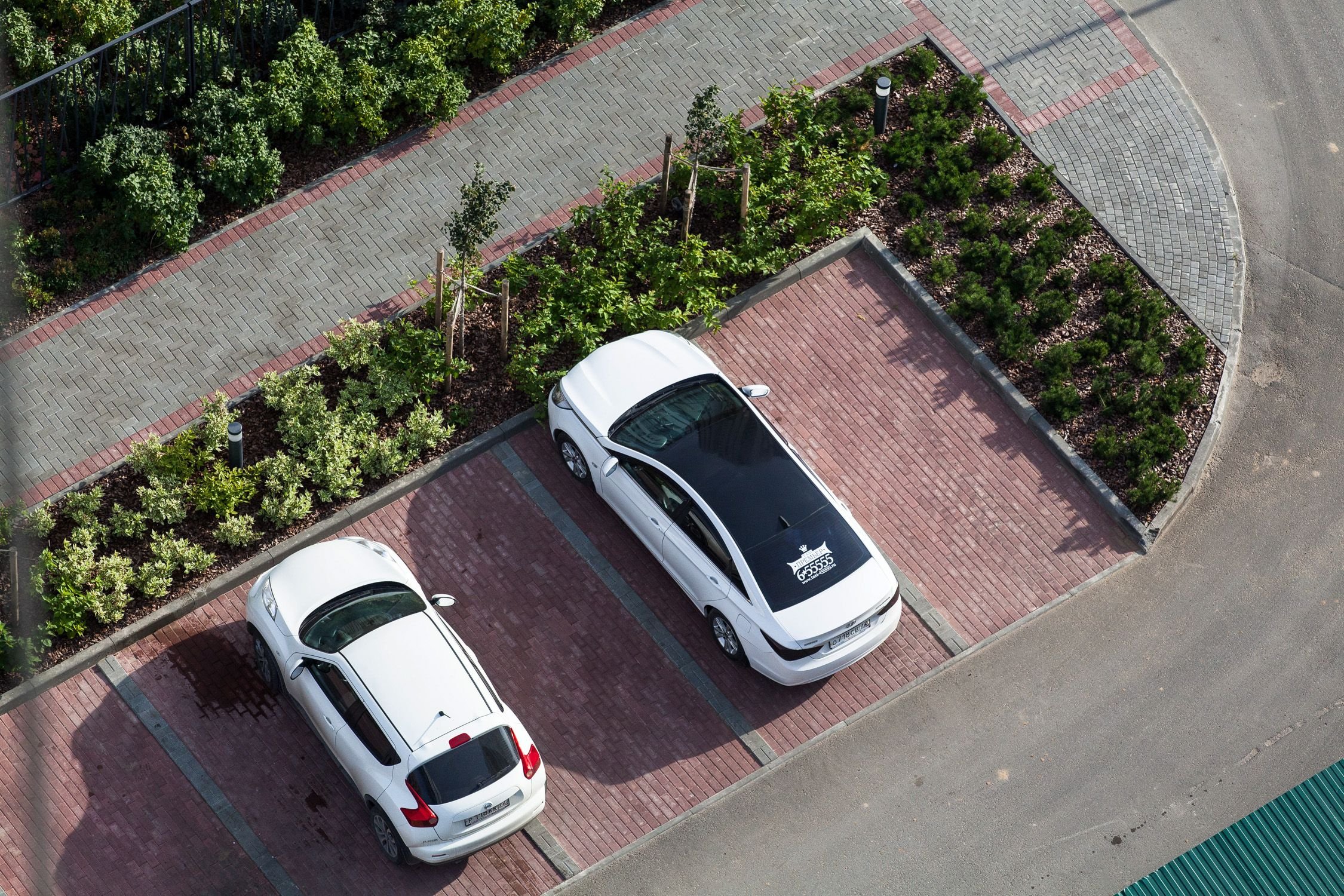 Hotel parking. Озеленение возле парковки. Стоянка машин во дворе. Парковка для МАШИНВО двореэ. Парковочные места для автомобилей.