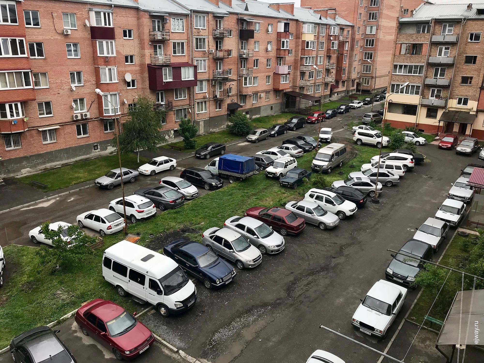 Парковка во дворе дома. Автомобиль во дворе. Стоянка во дворе. Парковки во дворах жилых домов. Автостоянка во дворе.