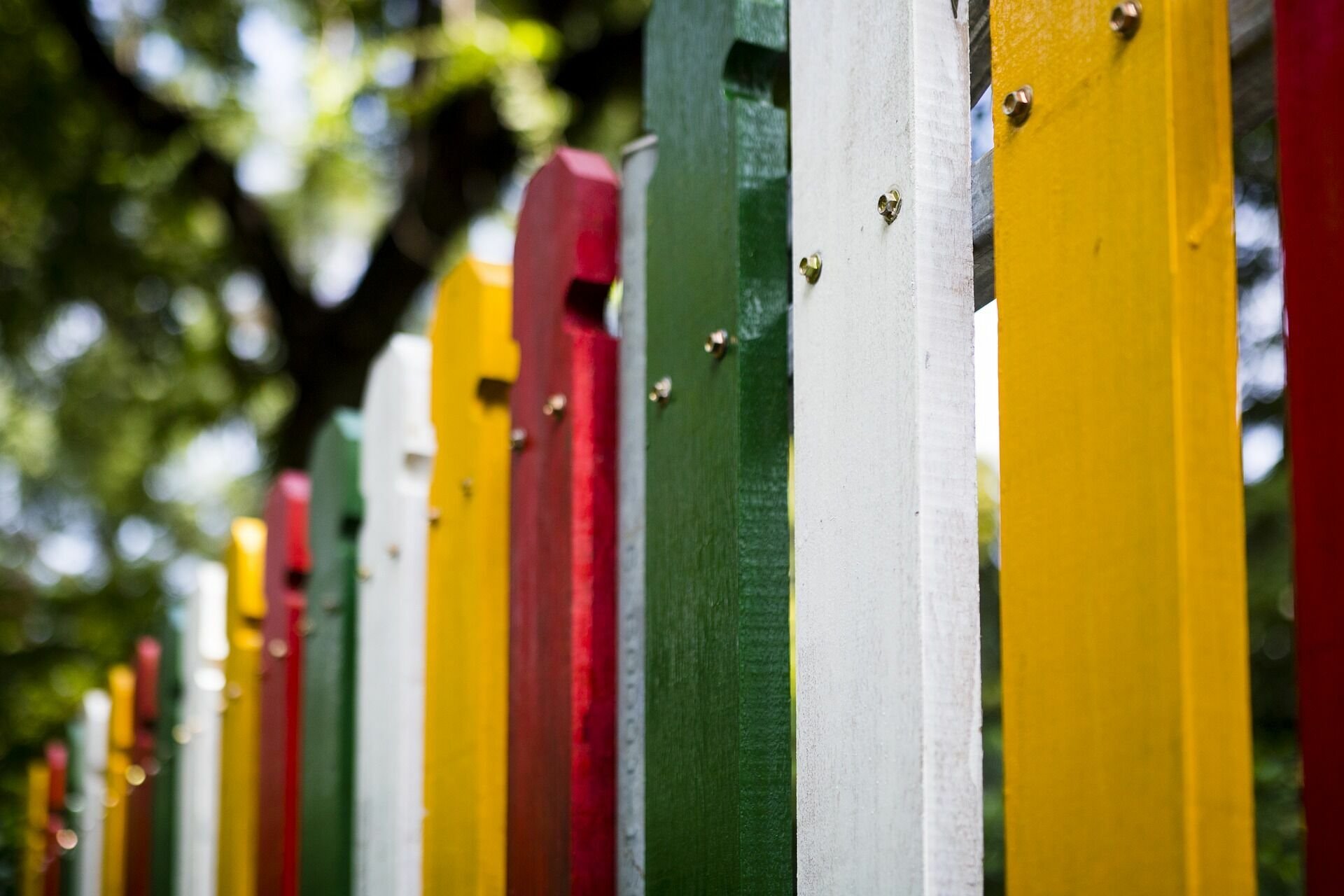 Сколько стоит покраска забора. Разноцветный забор. Разноцветный деревянный забор. Крашеный забор. Красит забор.