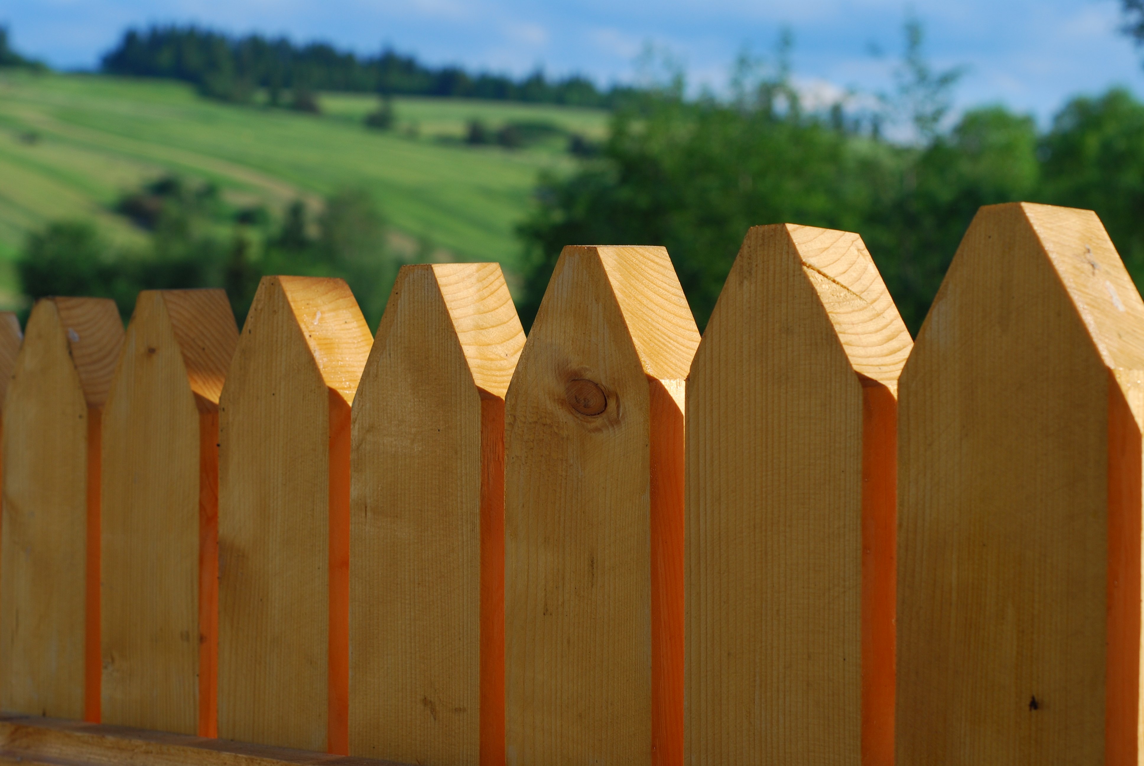 Виды деревянных. Штакетник деревянный. Забор из бруса. Забор из брусков. Доска для штакетника.