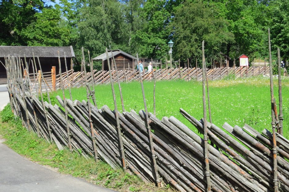 Забор из жердей