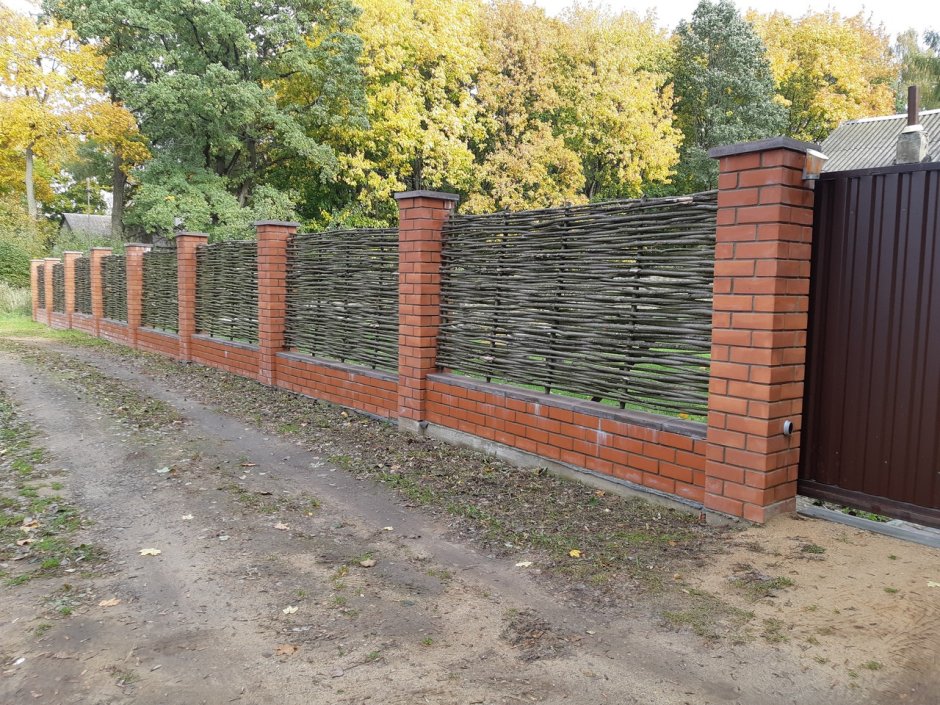 Плетеные заборы для дачи