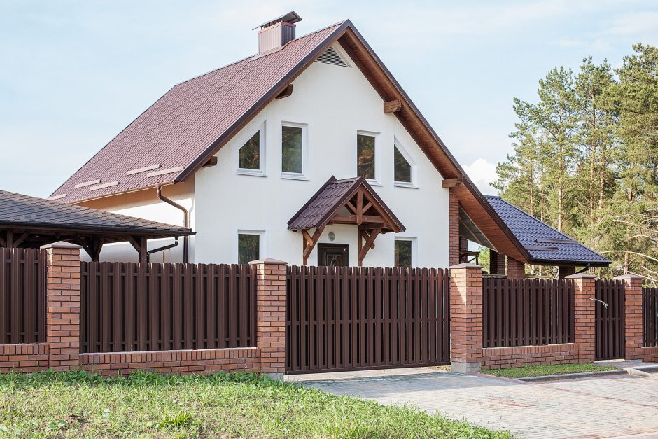 Забор кирпичные столбы RAL 8017 , профлист RAL 7024
