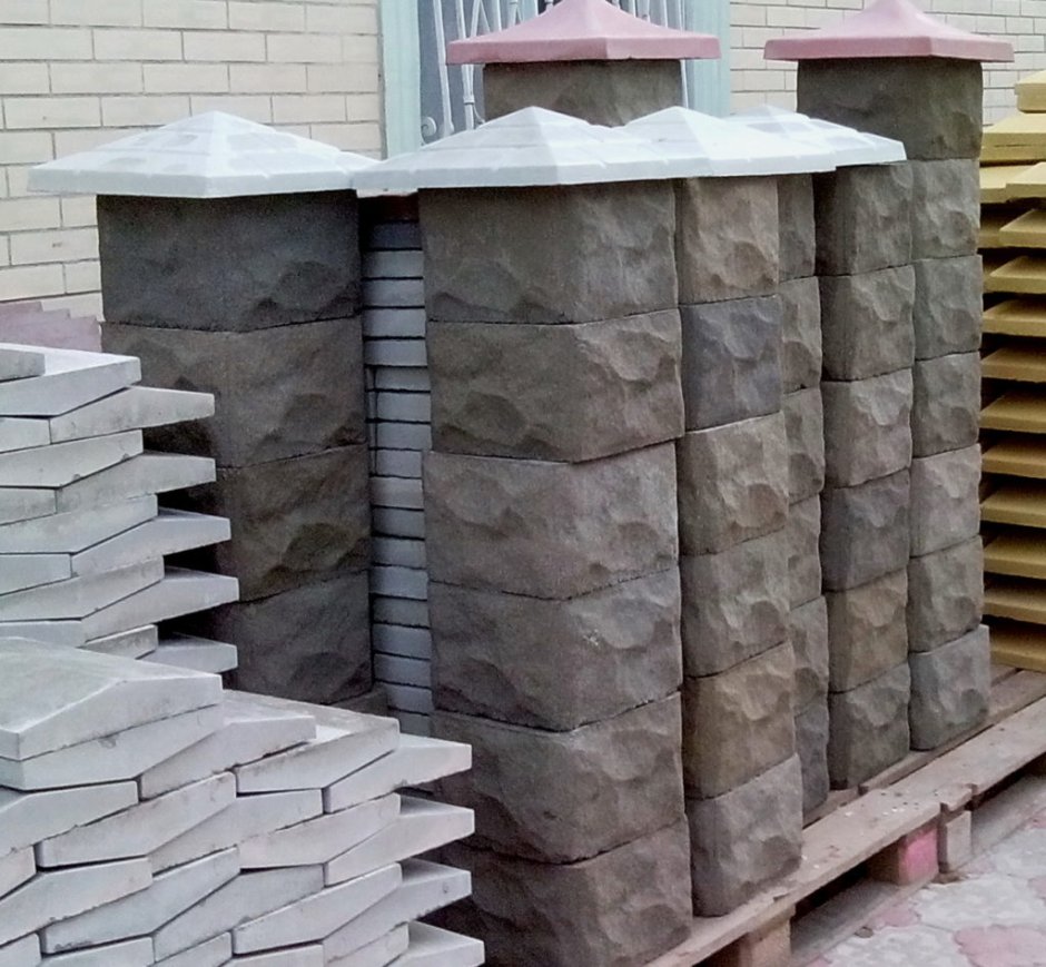 Наборные столбы для забора из бетона