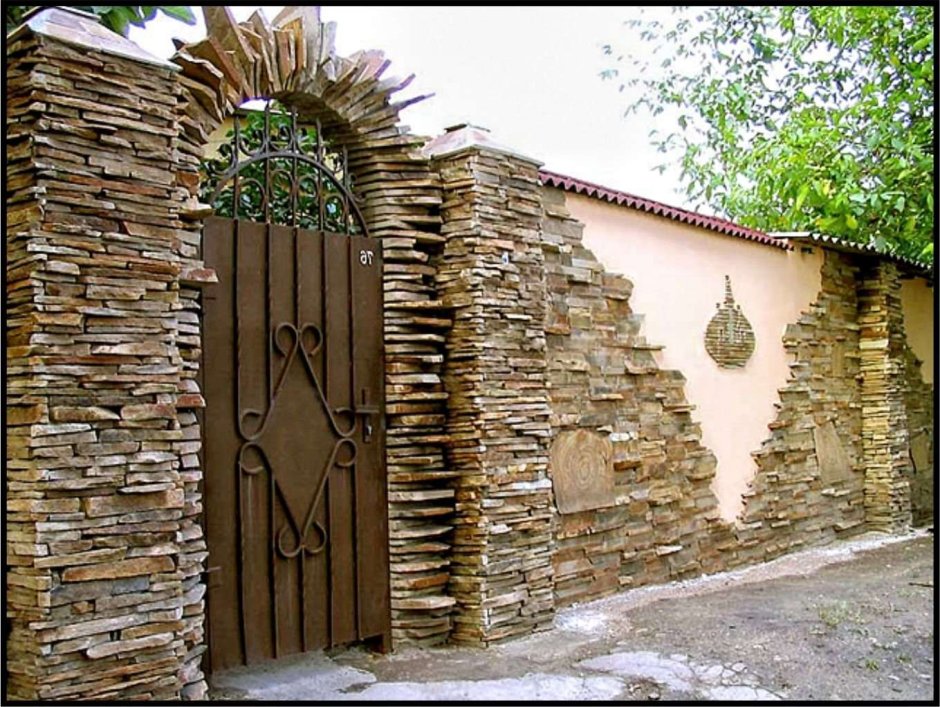 Забор из камня и дерева