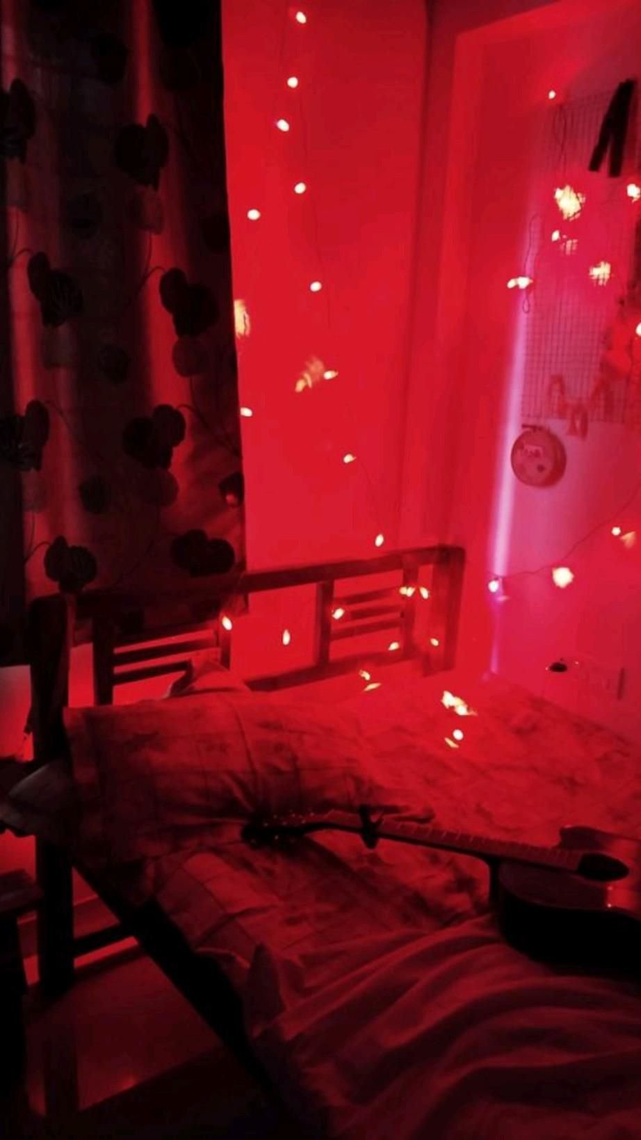 Включи red room. Red Room" красная комната  (1999) ужасы ". Комната с красной подсветкой. Красная подсветка в спальне. Красный свет в комнате.