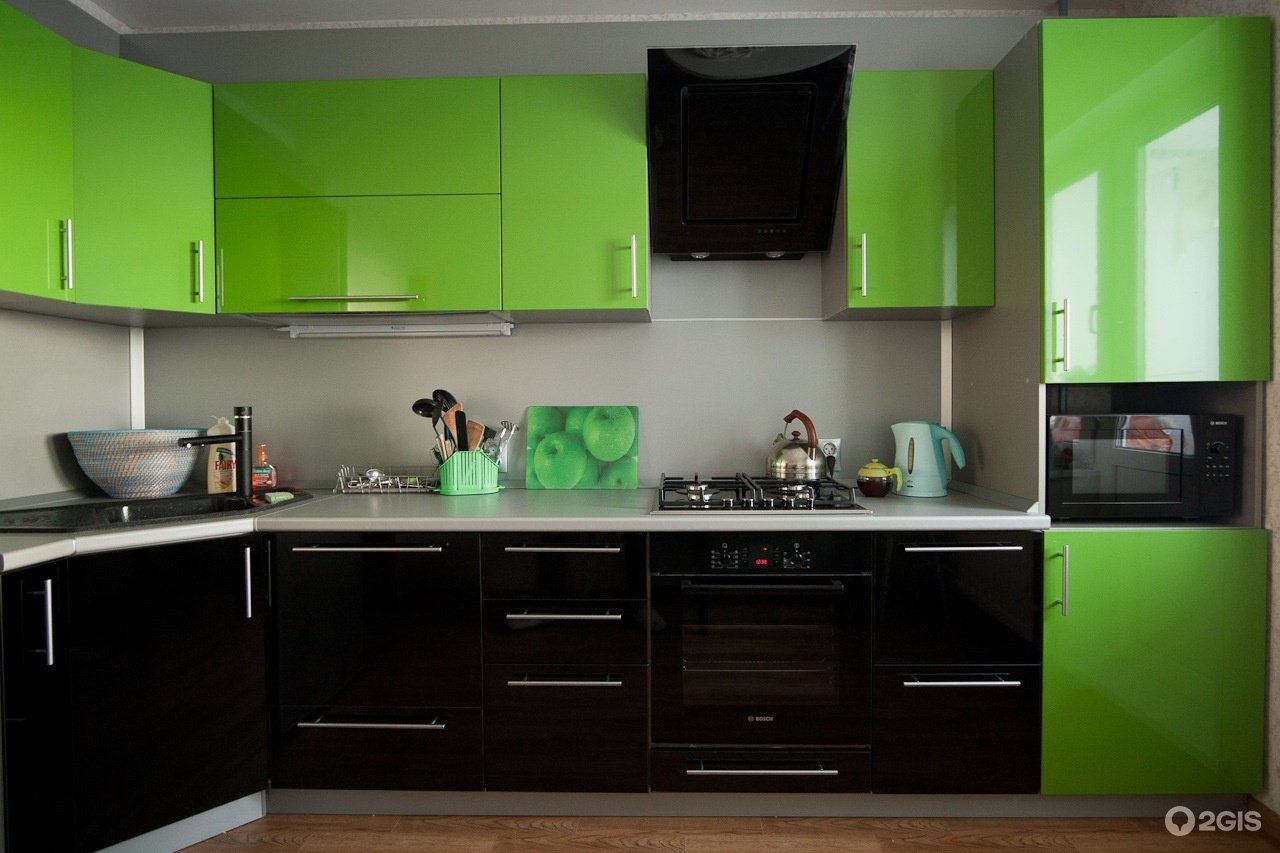 Черно зеленая кухня. Кухонный гарнитур зеленый. Кухонный гарнитур зеленый с черным. Кухонный гарнитур зеленого цвета.