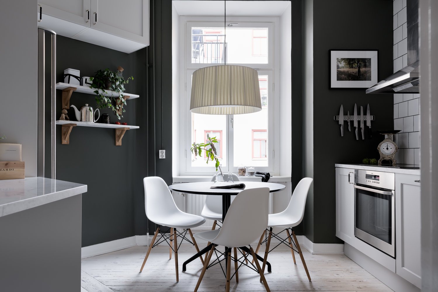 Скандинавский интерьер кухни с серыми стенами