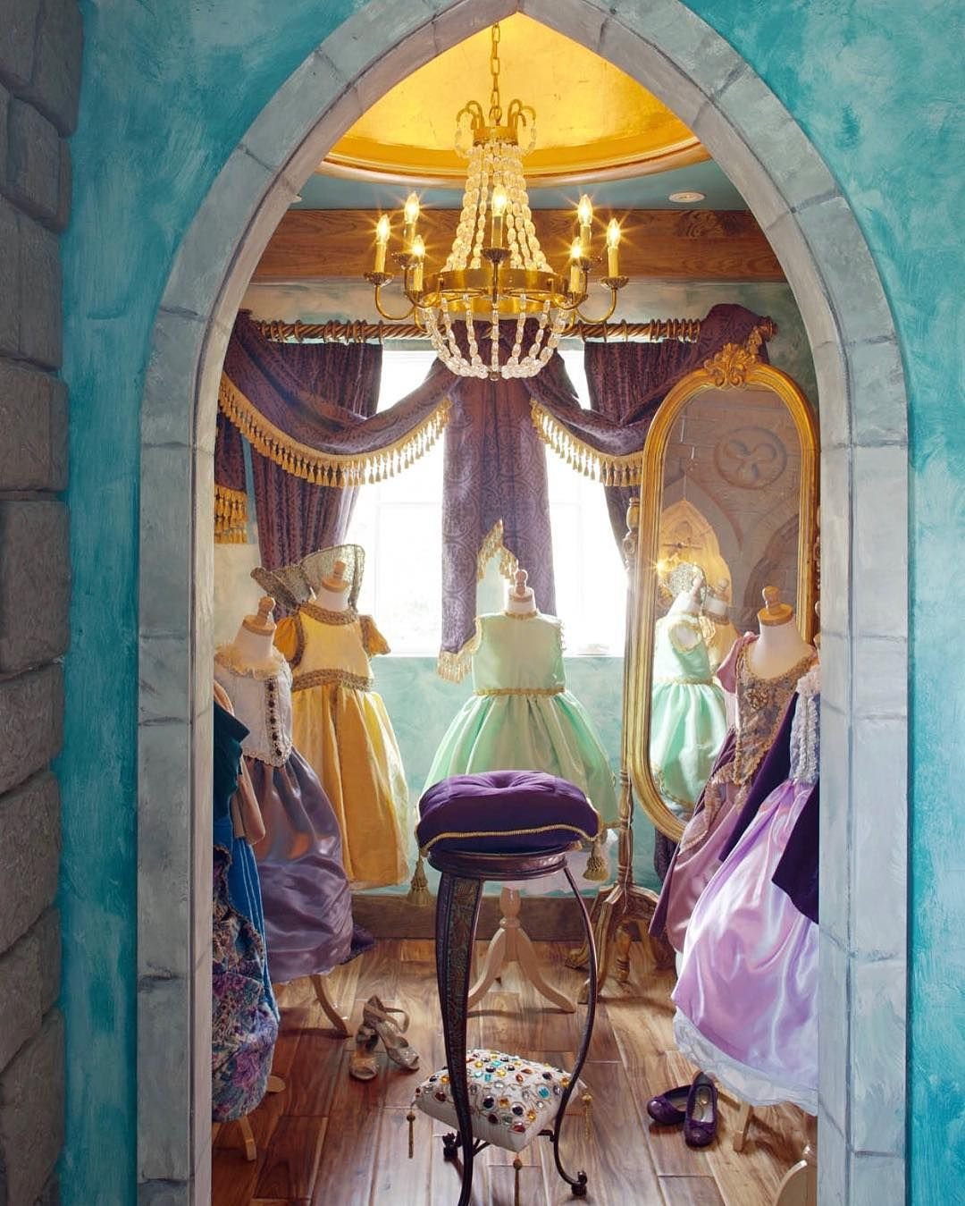 Тайна спальня принцессы. Комната принцессы. Комната принцессы фэнтези. Комната Диснеевских принцесс. Комната принцессы в замке.