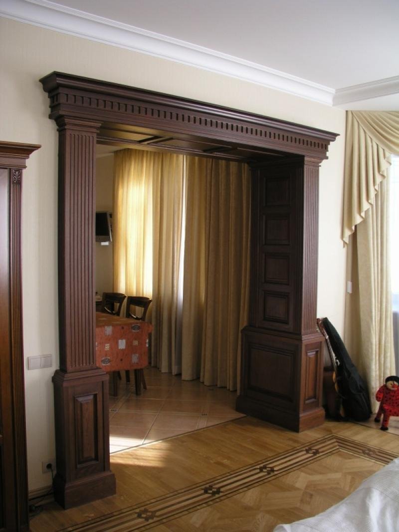 Оформление дверного проема без двери в гостиную