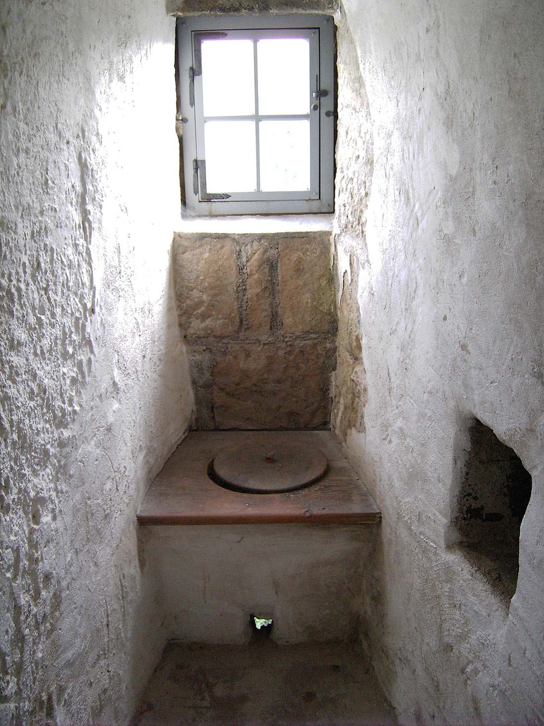 Туалет в замке в средневековье фото