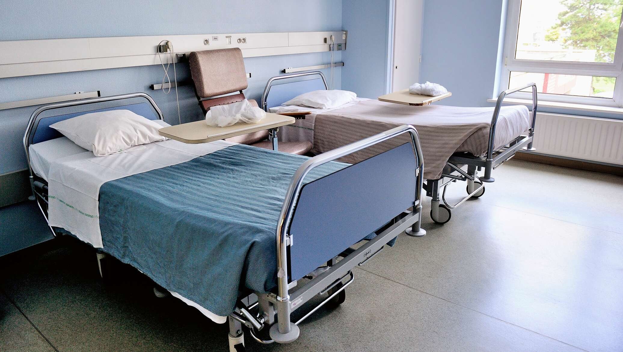 Стационарные койки. Кровать в больнице. Медицинская койка. Кровать в палате больницы. Палата в больнице США.