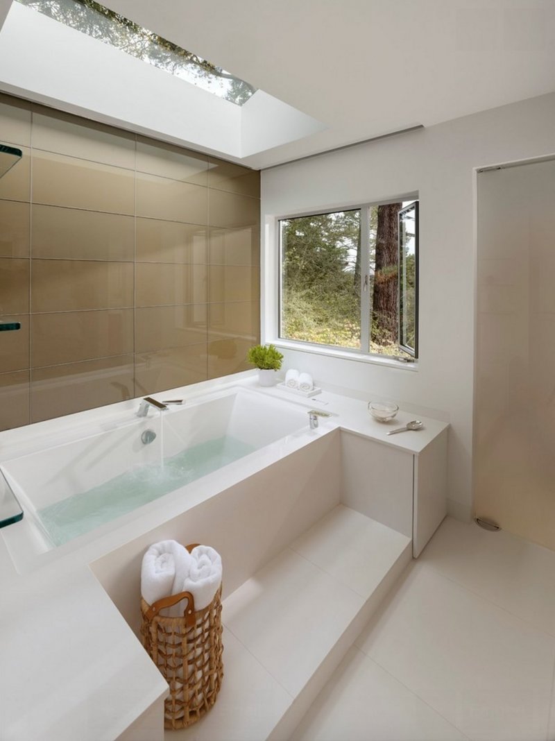 ванна с окном дизайн в квартире