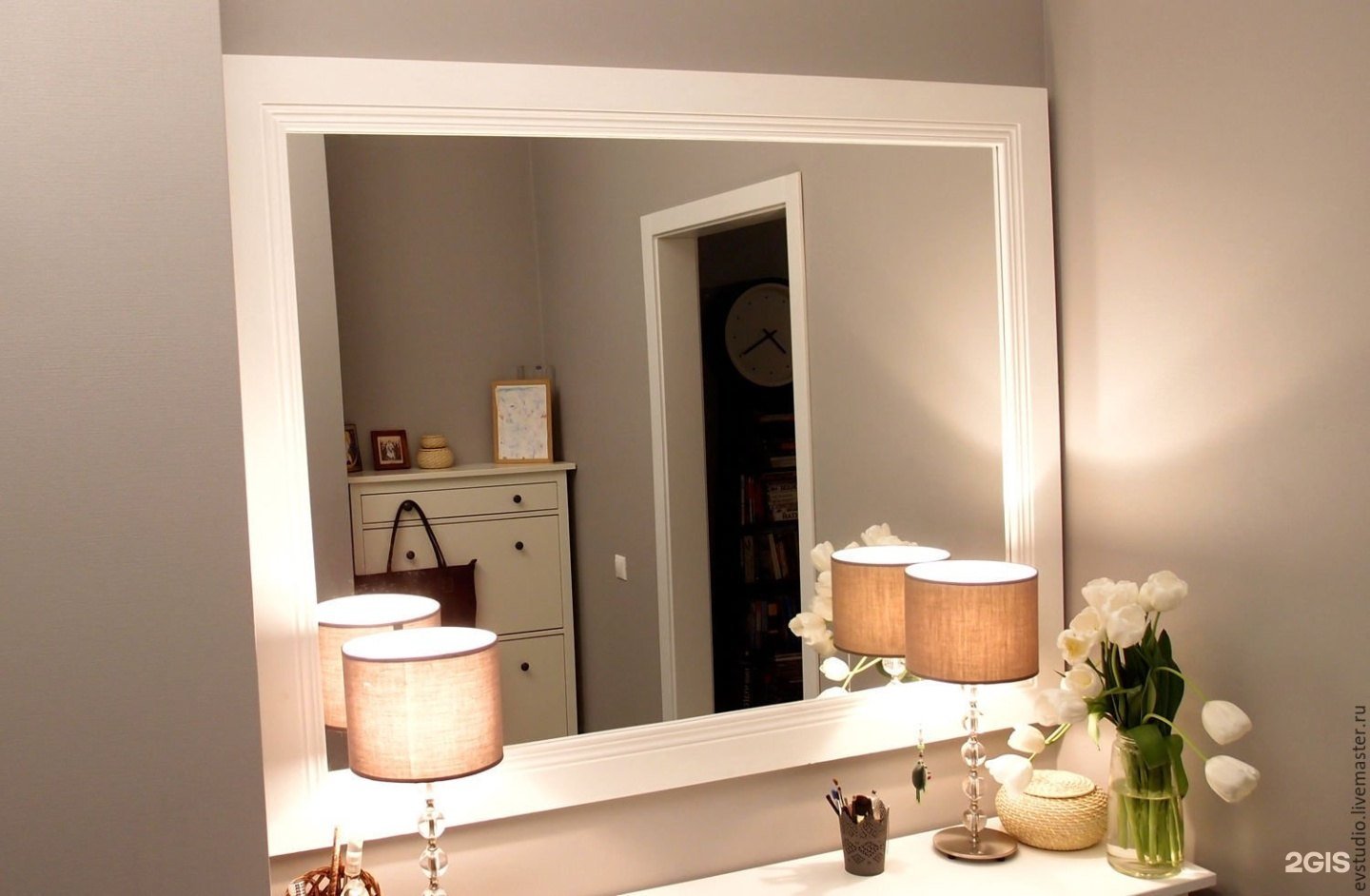 Зеркало в рамке в ванной. Зеркала в интерьере. Красивые зеркала в ванную комнату. Зеркало в раме в ванную комнату. Зеркало с рамкой в ванную комнату.