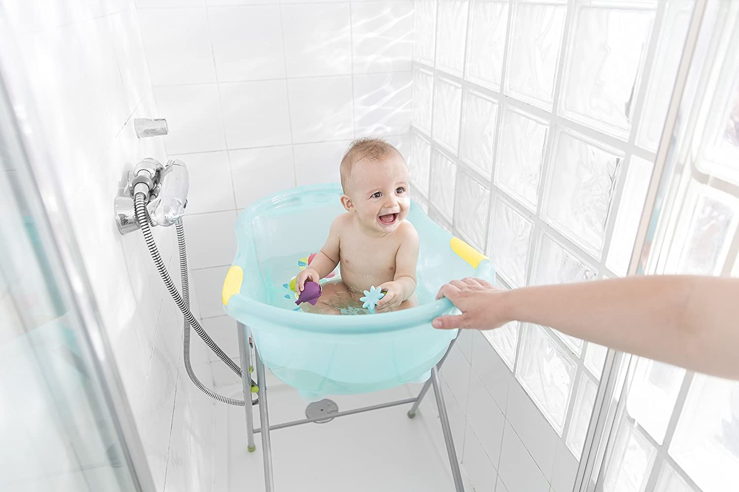 Нужна ли ванночка. Ванночка для новорожденных. Ванная для купания детей. Ванночка для новорожденных в душевую кабину. Ванночка для новорожденных на ванну.