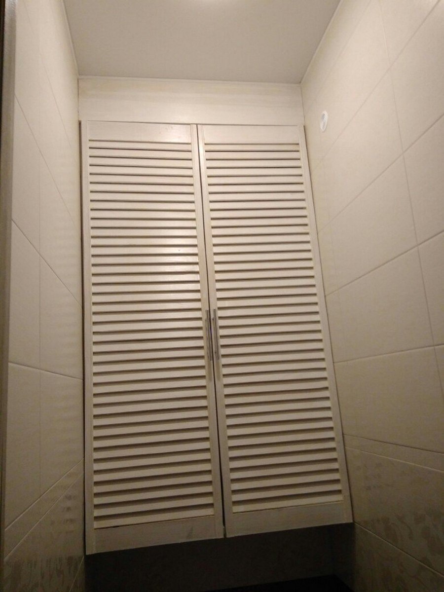 Двери жалюзийные в ванной комнате