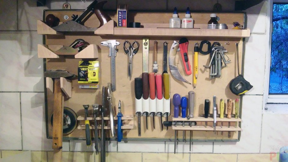 Полки в гараже для инструментов
