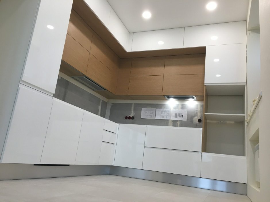 Кухня с двойными верхними шкафами до потолка