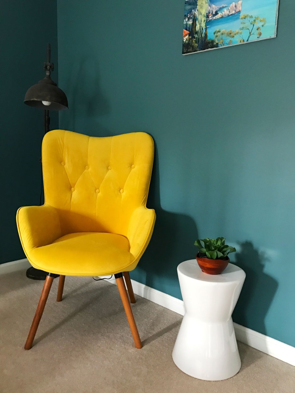 Кресло желтого цвета