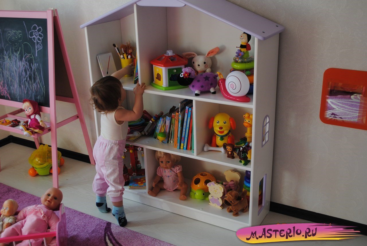 Детский уголок дома для ребенка с игрушками