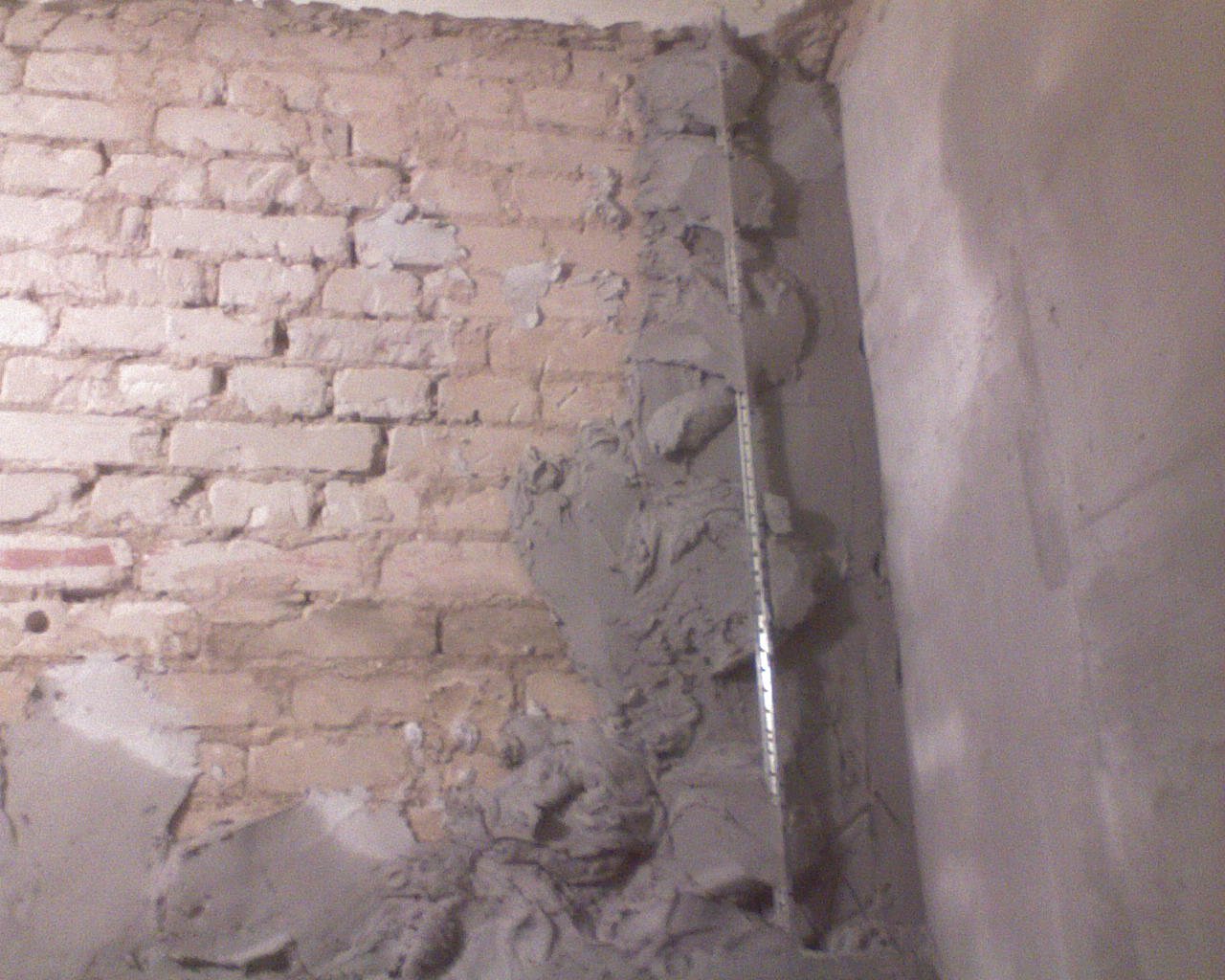 Почему отошла стена. Цементная штукатурка потрескалась. Штукатурка отваливается от стены. Штукатурка лопается на стене. Отвалившаяся штукатурка.