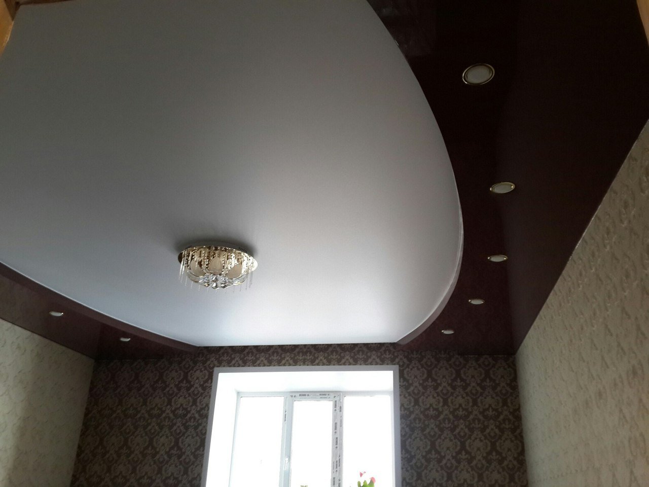 натяжной потолок бело коричневый фото