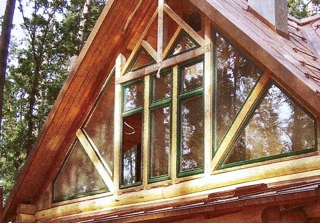 Фронтон под крышей дома. Застекленный фронтон. Треугольное деревянное окно. Треугольные окна в деревянном доме. Окна на фронтоне.