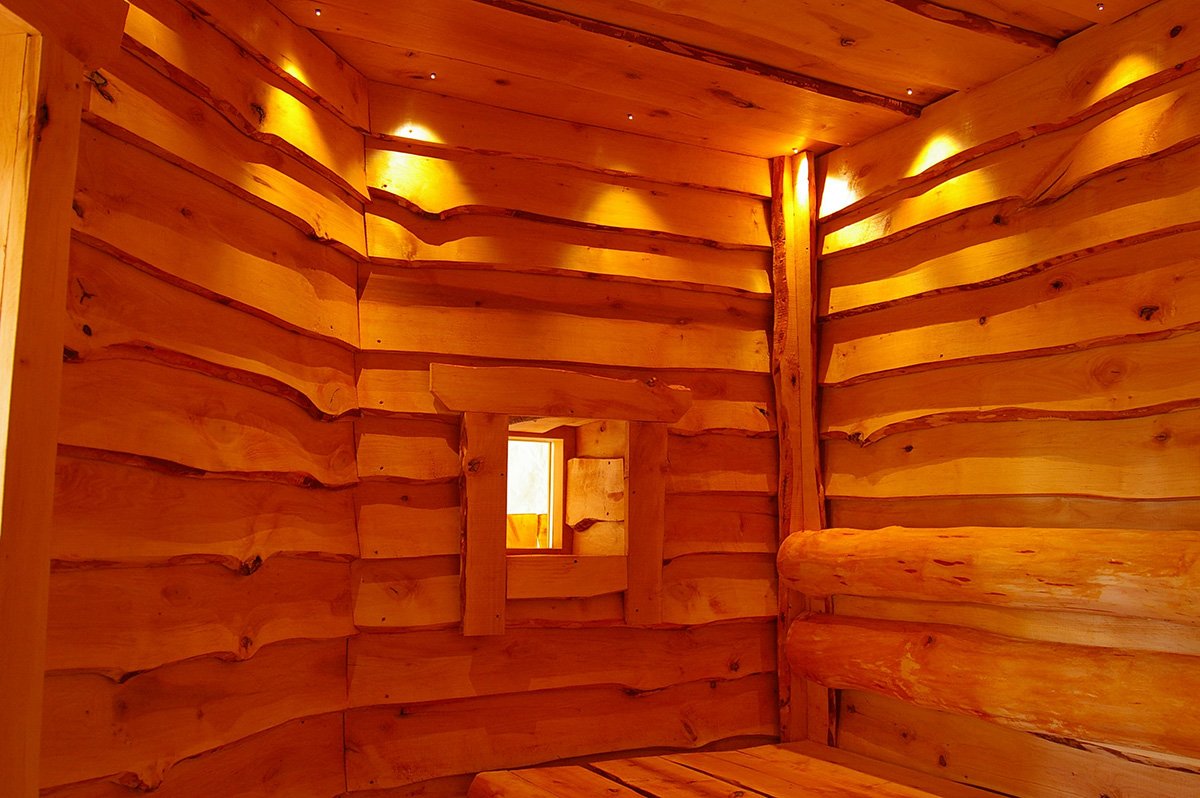 Потолок из необрезной доски в деревянном доме фото