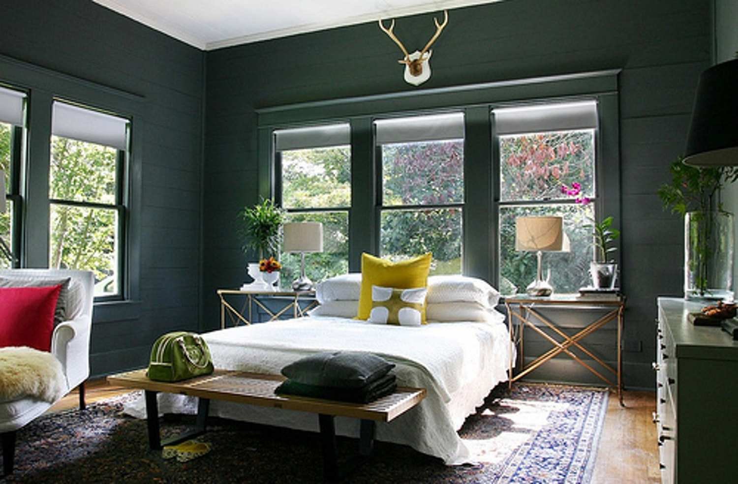 Хаки в интерьере. Зеленая спальня. Комната с зелеными стенами. Темно зеленые стены в спальне. Темно зеленые стены.