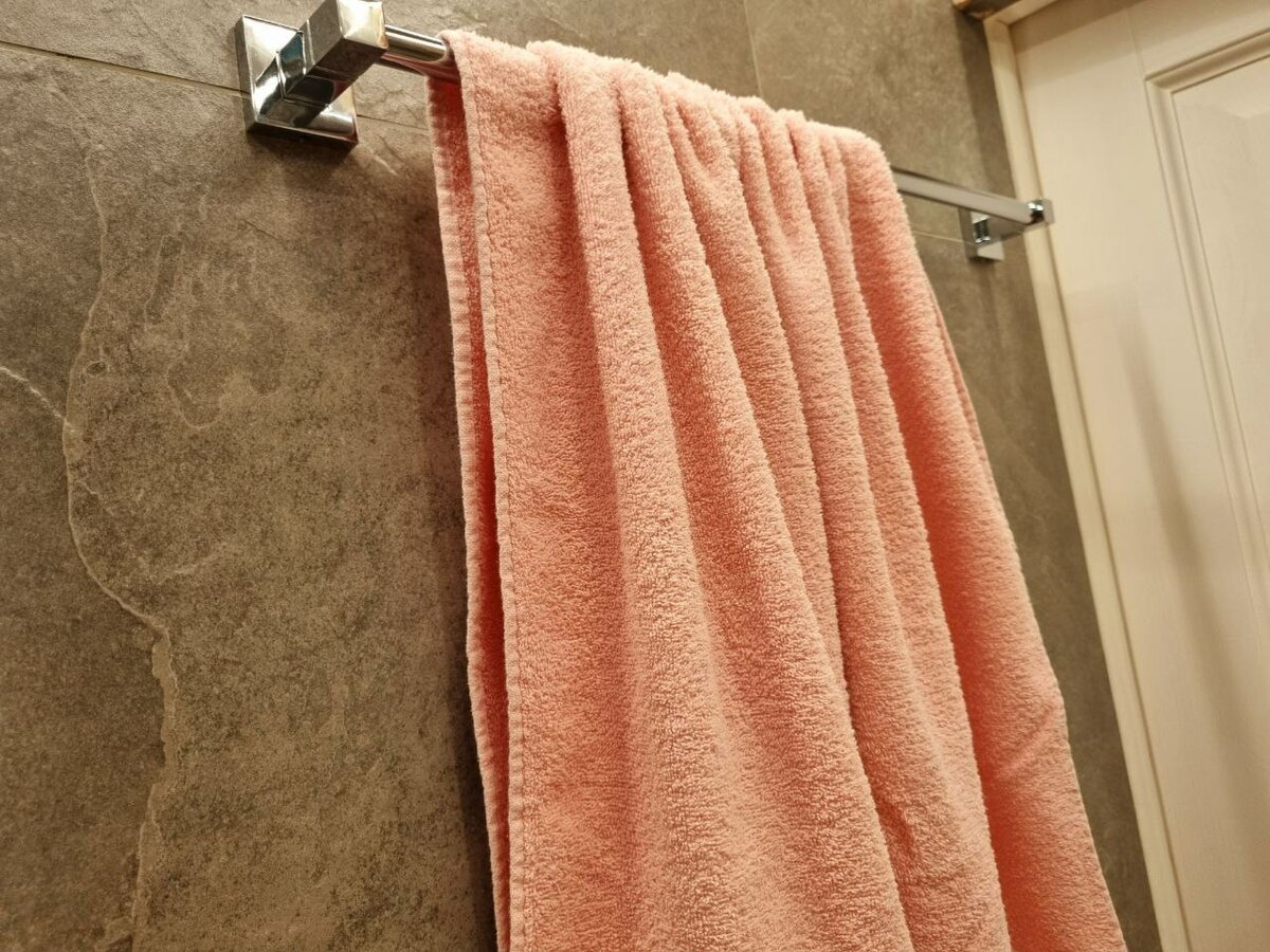 Теплая стена в ванной вместо полотенцесушителя фото