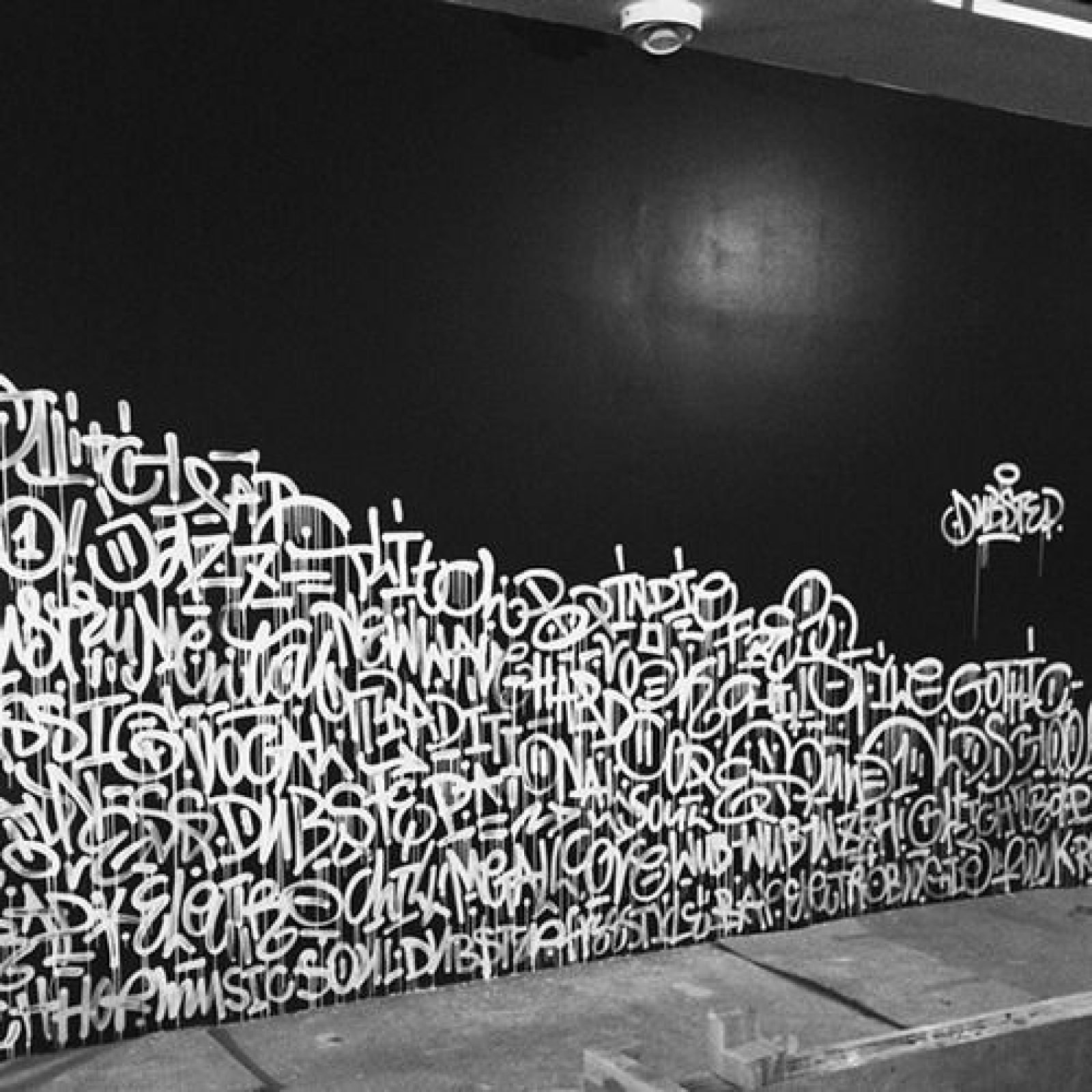 граффити белый в интерьере