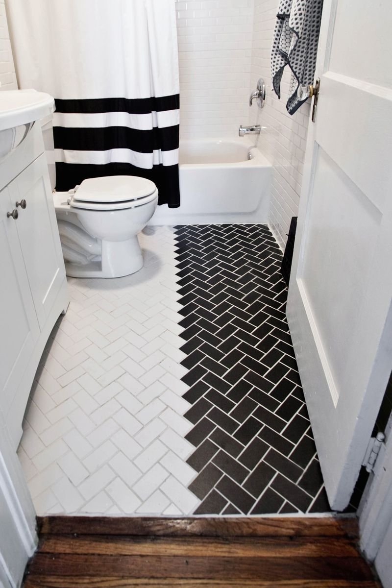 Белая плитка на пол в ванной. Черно белый пол в ванной. Ванная плитка елочкой. Черно белая плитка на пол. Черно белая плитка на пол в ванной.
