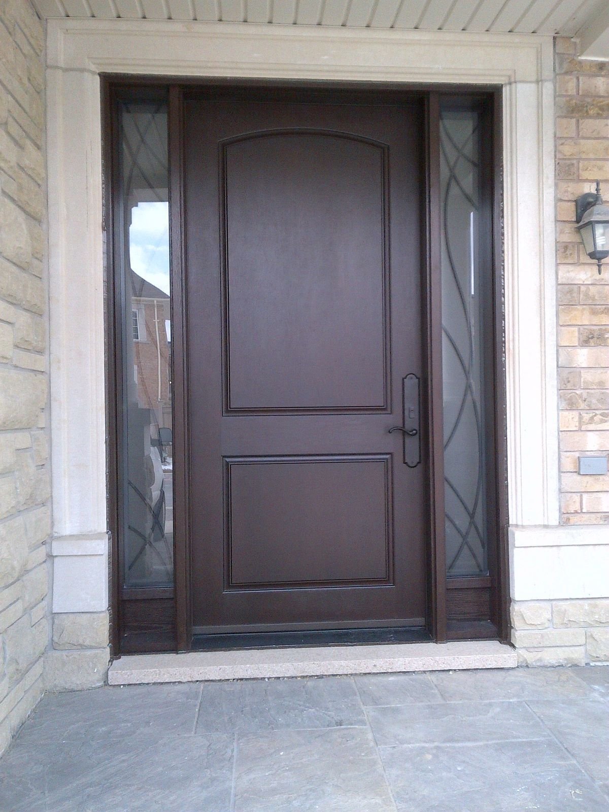 пластиковая дверь коричневая фото