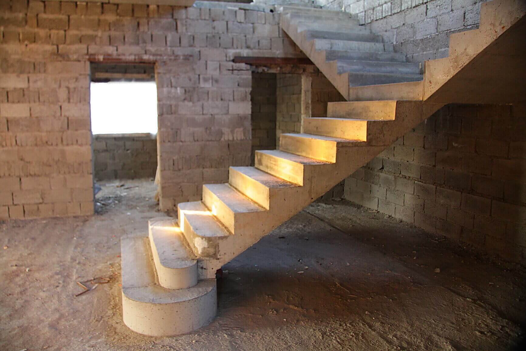 Бетонная лестница доме второй этаж. Одномаршевая монолитная лестница. Бетонная лестница монолит. Лестница монолит бетон косоур. Одномаршевая бетонная лестница.