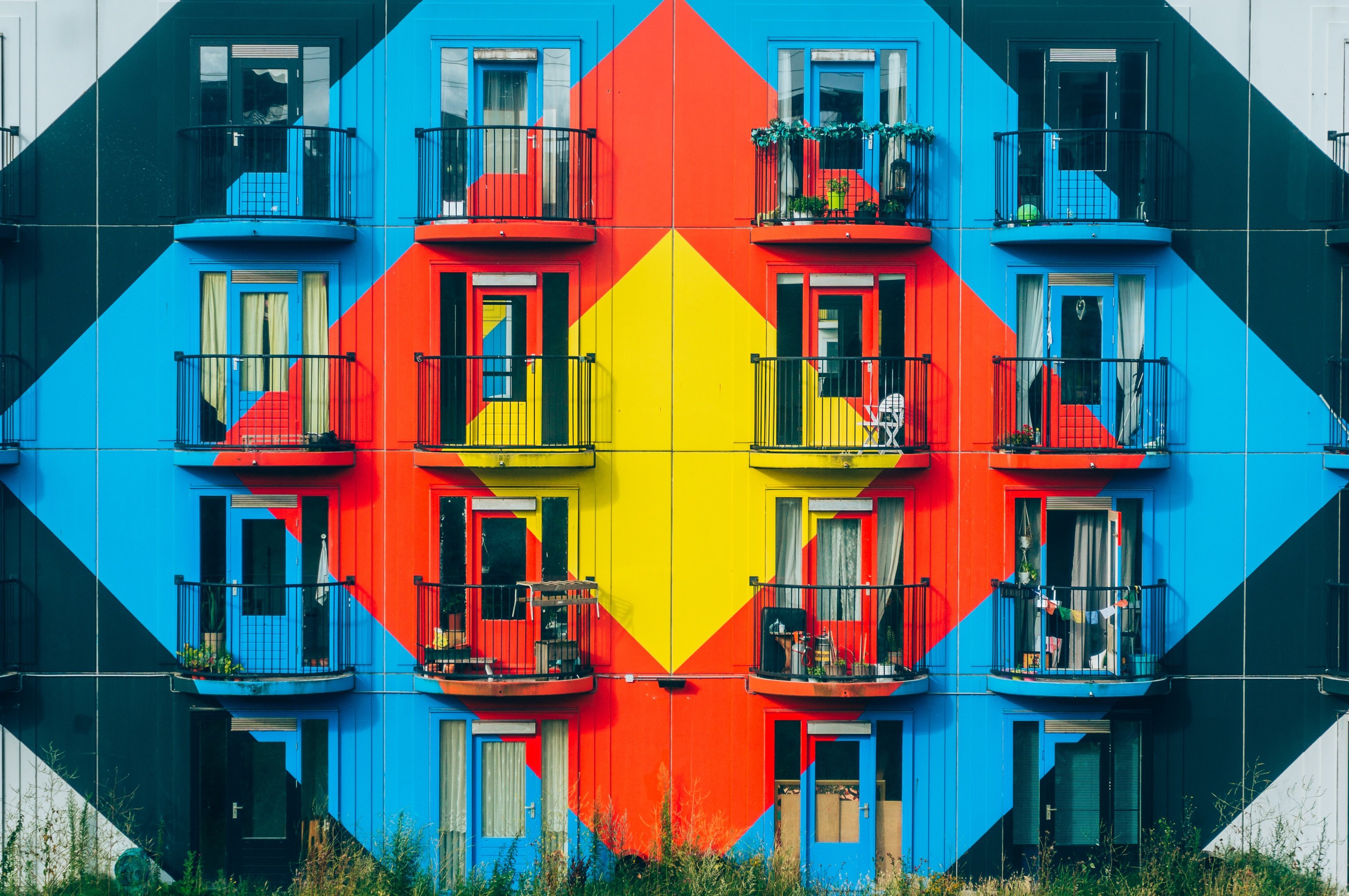 В жилом здании. Фасад жилого здания в Мехико Kiral». Разноцветные фасады. Цветные фасады домов. Разноцветные фасады зданий.