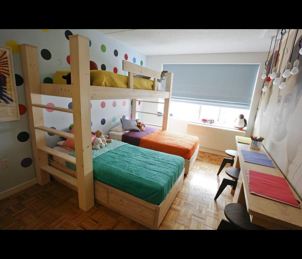 Место на четверых. Детские комнаты для троих. Спальня для трех детей. Спальня для трех девочек. Комната для троих разнополых детей.