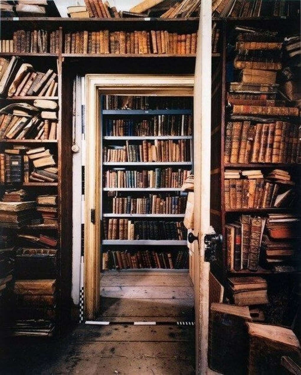 Старинный стеллаж с книгами