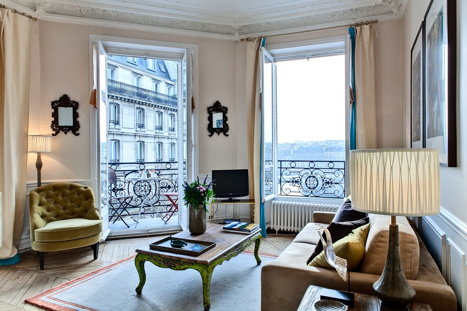 Paris apartment. Парижский стиль в интерьере. Парижская квартира интерьер. Квартира в парижском стиле. Маленькие Парижские квартиры.