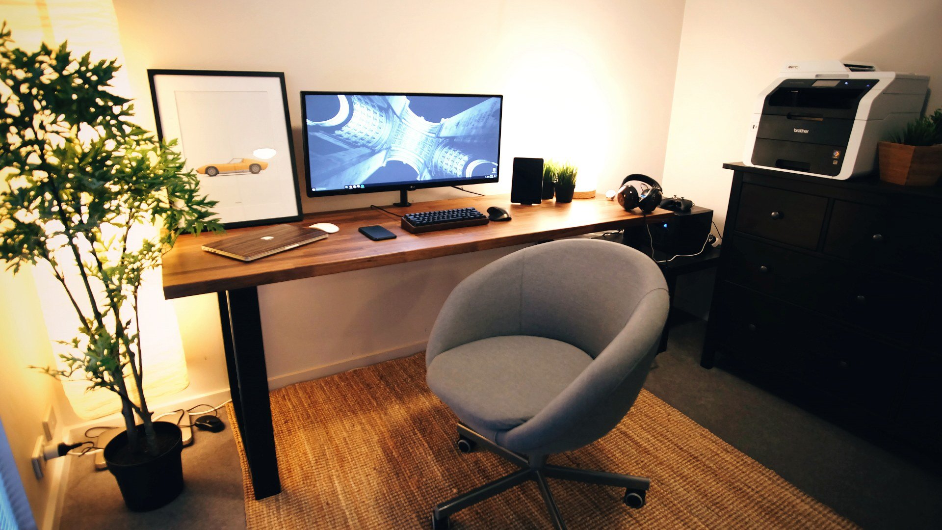 Включи рабочее место. Ikea Karlby Desk. КАРЛБИ Desk Setup. Ikea Karlby стол. ПК В столе.