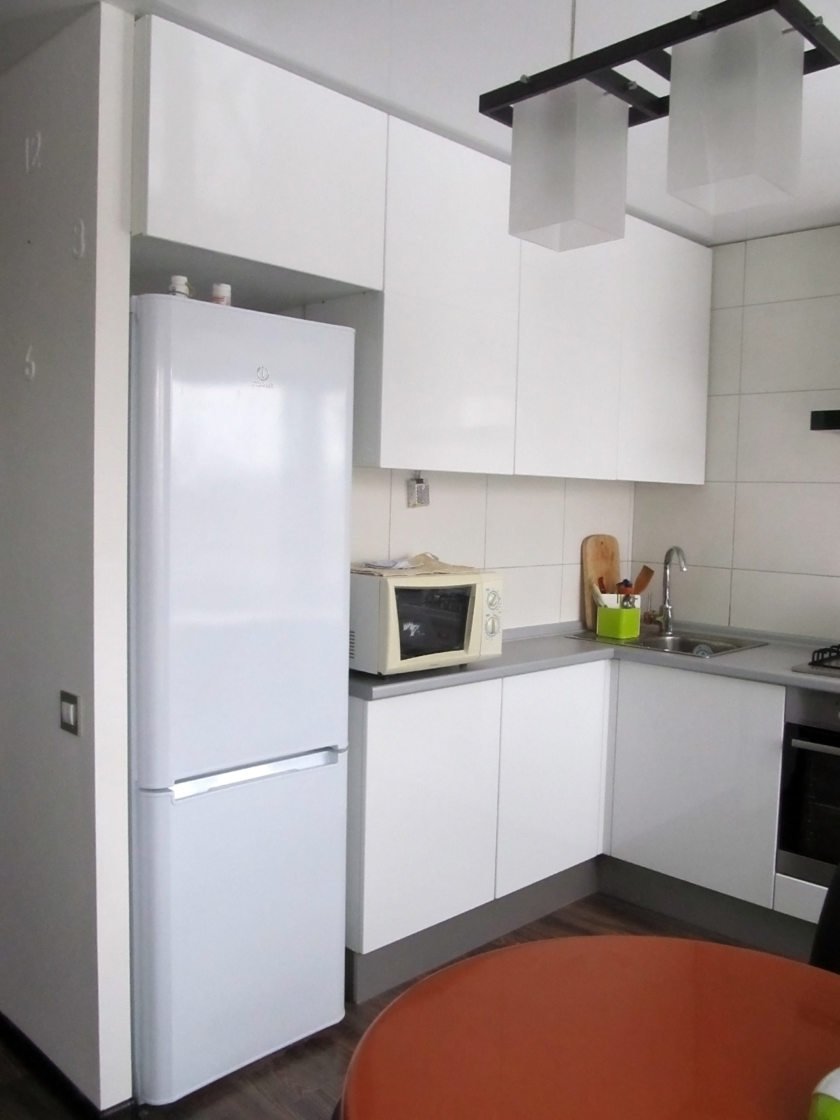 Угловая кухня холодильник справа